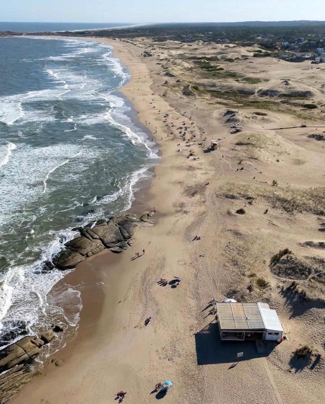 Cartel de Arrai Beach en la playa