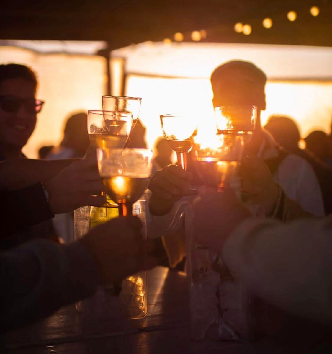 Brindis al atardecer en Arrai Beach