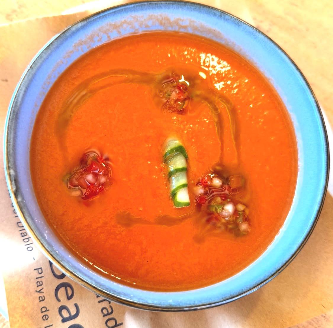 Gazpacho servido en Arrai Beach