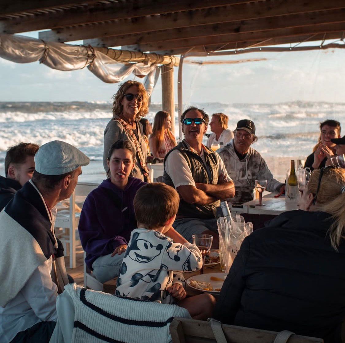 Gente en Arrai Beach
