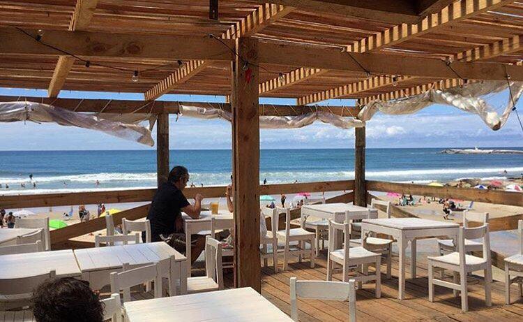 Vista del deck de Arrai Beach frente al mar